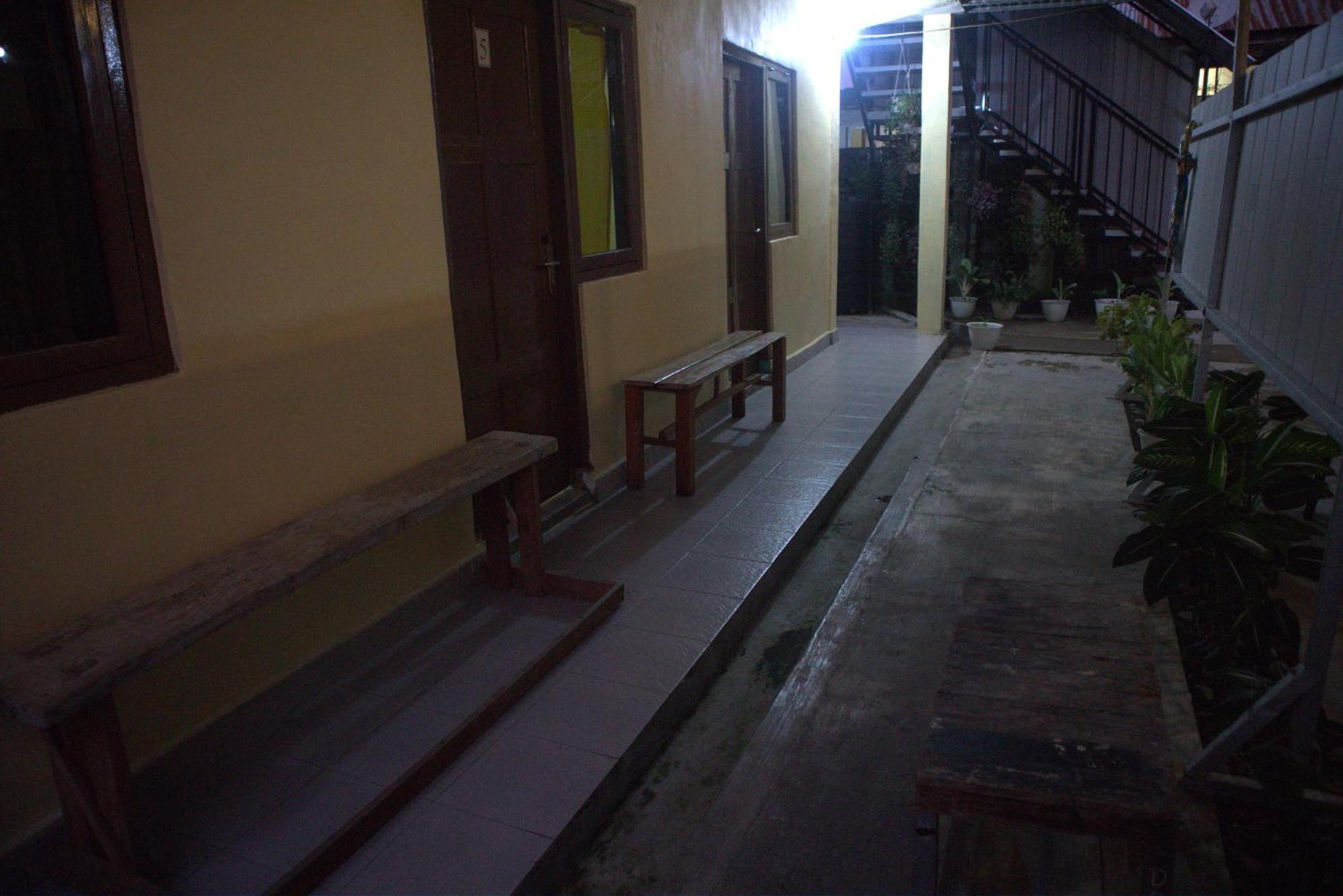 Tange Guest House Ruteng Buitenkant foto