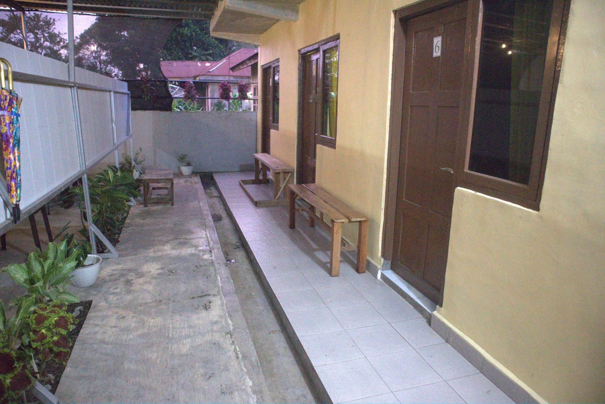 Tange Guest House Ruteng Buitenkant foto